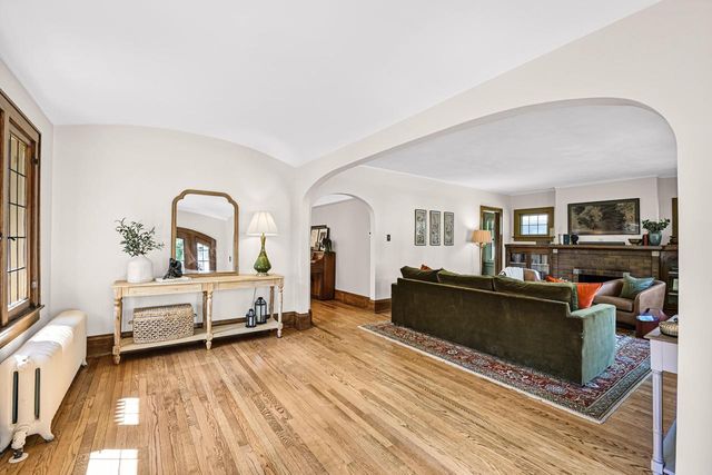 6131 Washington CIRCLE, Wauwatosa, WI 53213