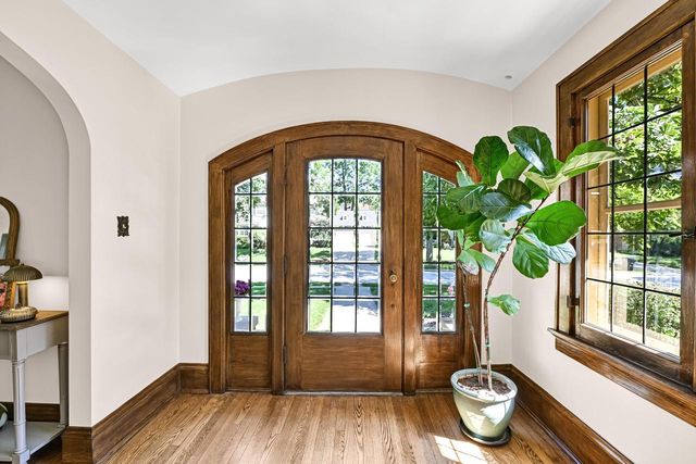 6131 Washington CIRCLE, Wauwatosa, WI 53213
