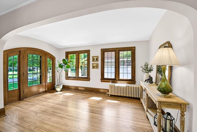 6131 Washington CIRCLE, Wauwatosa, WI 53213