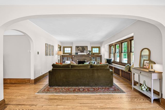 6131 Washington CIRCLE, Wauwatosa, WI 53213