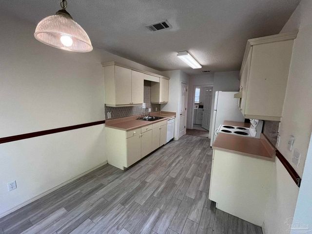 2782 Augustus Rd, Navarre, FL 32566