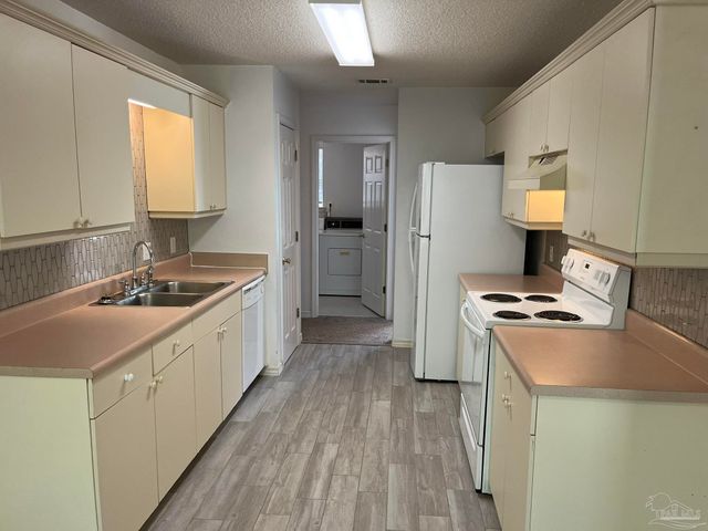 2782 Augustus Rd, Navarre, FL 32566