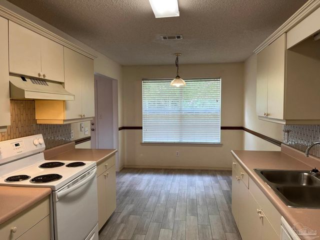 2782 Augustus Rd, Navarre, FL 32566
