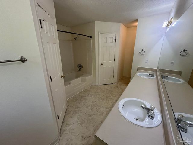 2782 Augustus Rd, Navarre, FL 32566