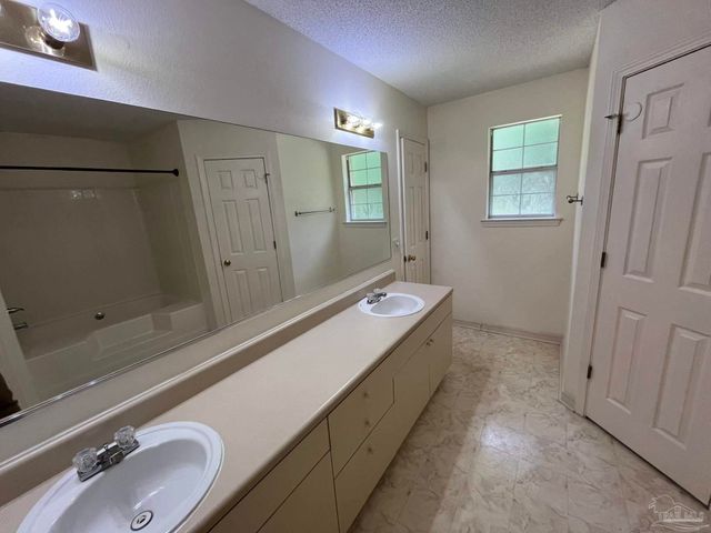 2782 Augustus Rd, Navarre, FL 32566