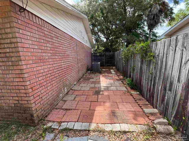 2782 Augustus Rd, Navarre, FL 32566
