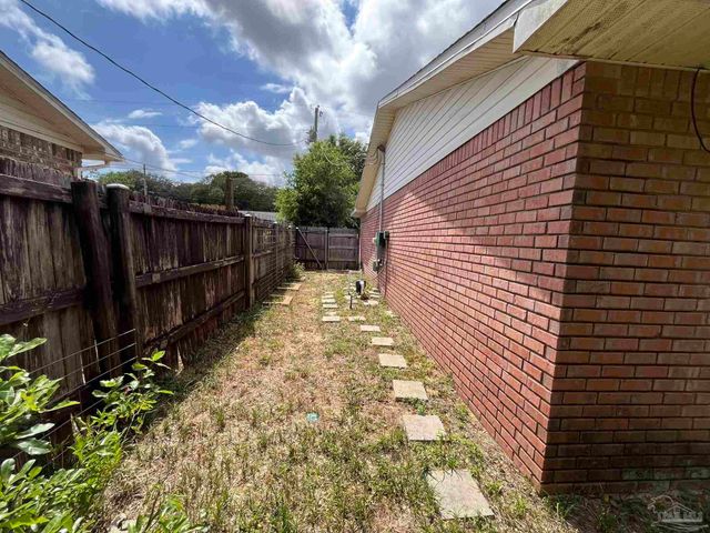 2782 Augustus Rd, Navarre, FL 32566