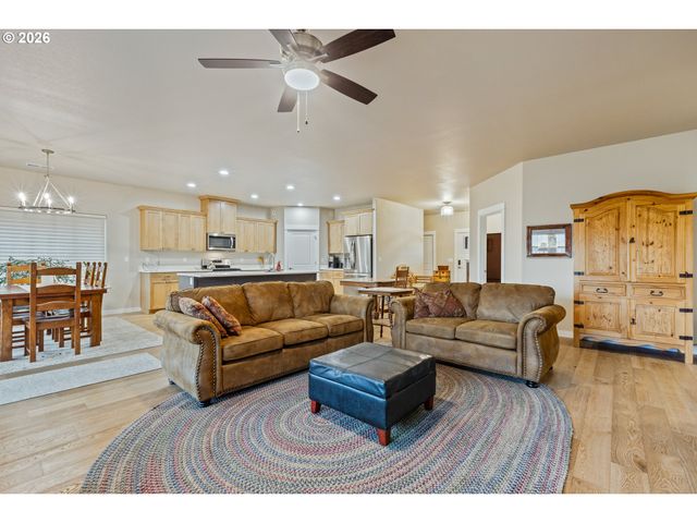 888 MEDINA Ave, Sutherlin, OR 97479