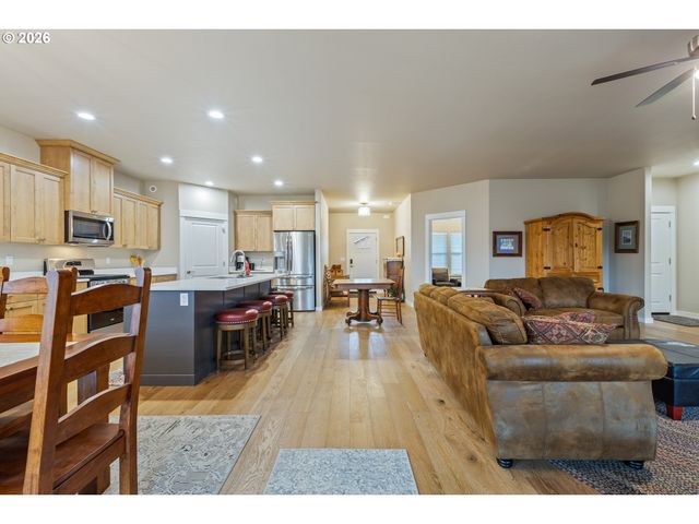 888 MEDINA Ave, Sutherlin, OR 97479