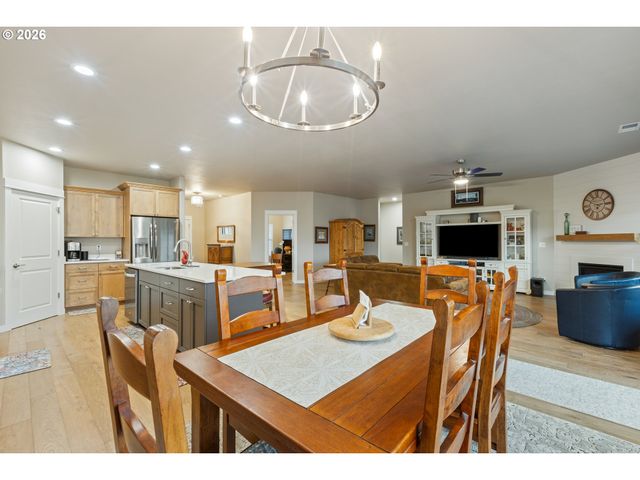 888 MEDINA Ave, Sutherlin, OR 97479