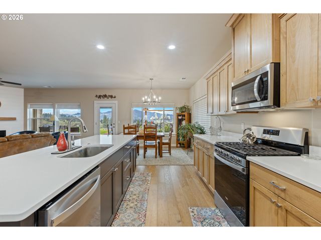 888 MEDINA Ave, Sutherlin, OR 97479