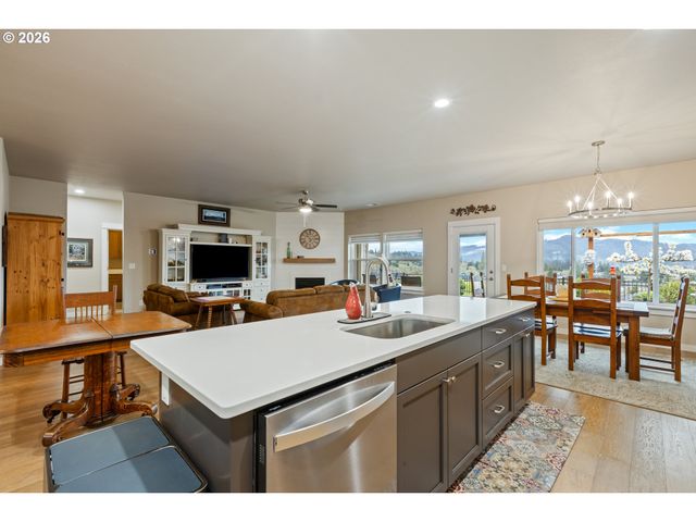 888 MEDINA Ave, Sutherlin, OR 97479