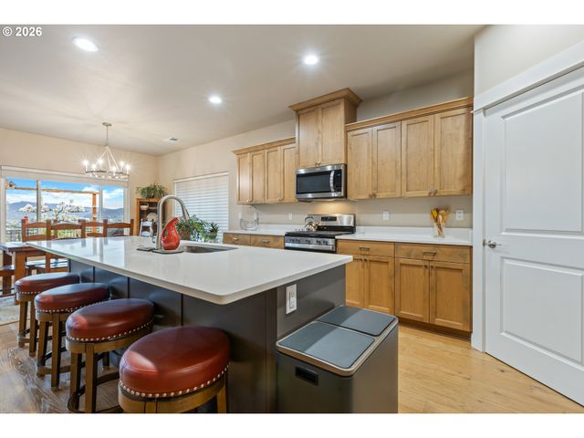 888 MEDINA Ave, Sutherlin, OR 97479