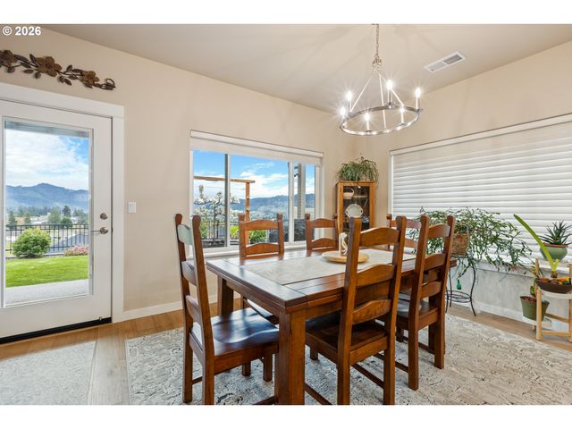 888 MEDINA Ave, Sutherlin, OR 97479