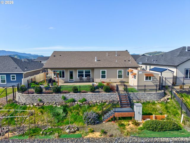 888 MEDINA Ave, Sutherlin, OR 97479