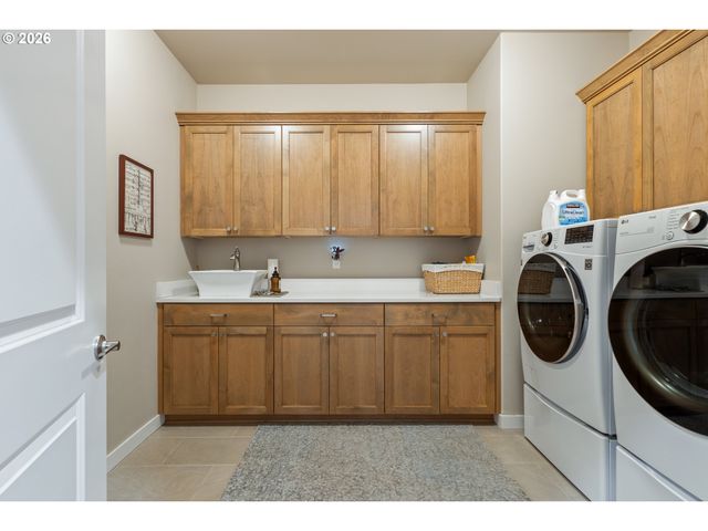 888 MEDINA Ave, Sutherlin, OR 97479