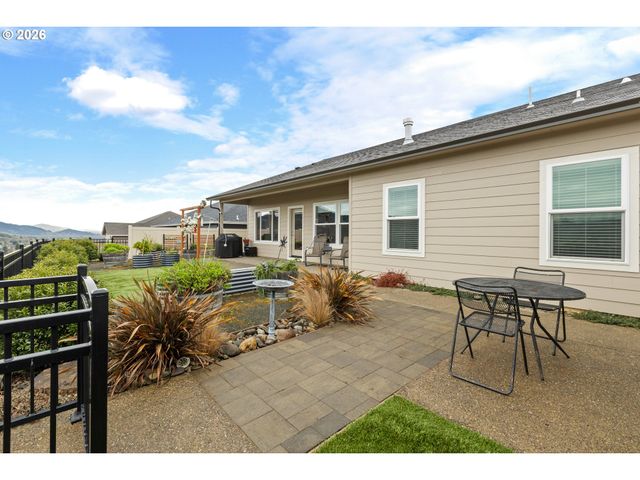 888 MEDINA Ave, Sutherlin, OR 97479