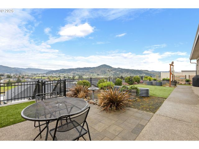 888 MEDINA Ave, Sutherlin, OR 97479