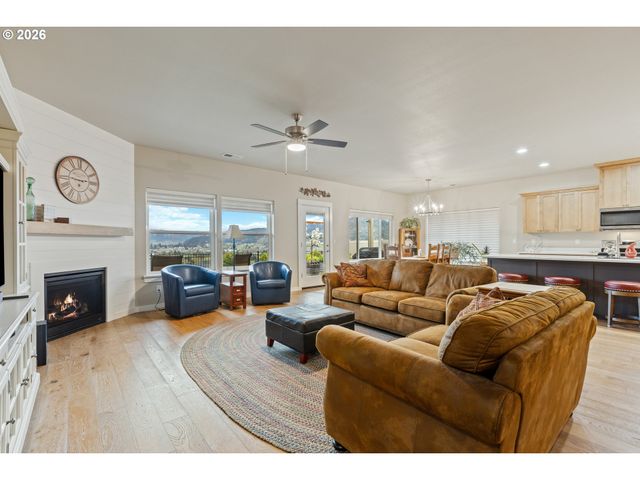 888 MEDINA Ave, Sutherlin, OR 97479