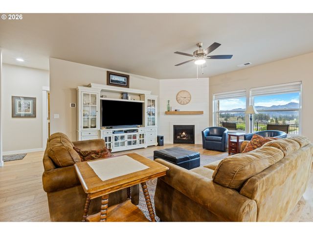 888 MEDINA Ave, Sutherlin, OR 97479