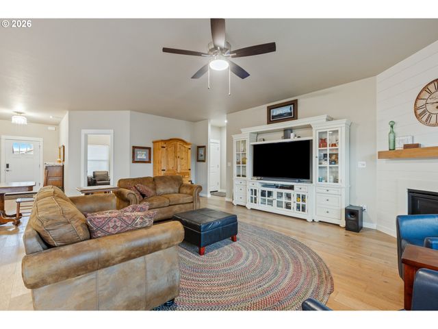 888 MEDINA Ave, Sutherlin, OR 97479