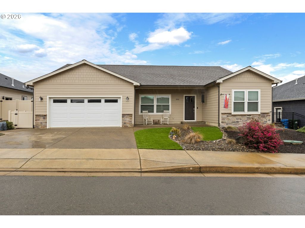 888 MEDINA Ave, Sutherlin, OR 97479