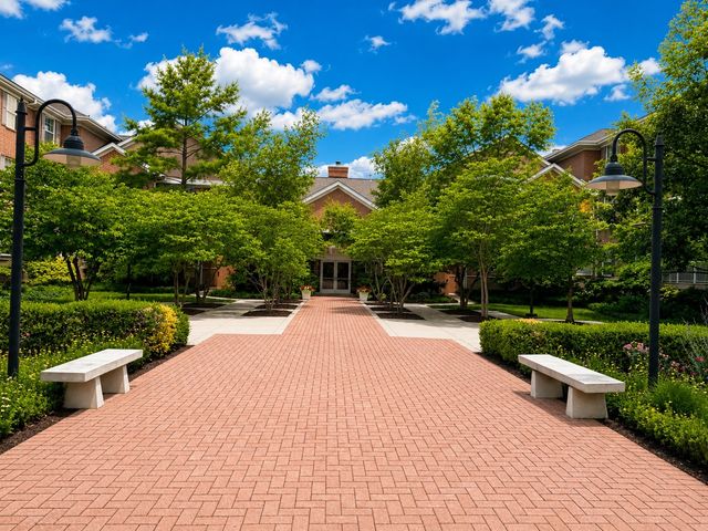 2692 Stone Circle 302, Geneva, IL 60134