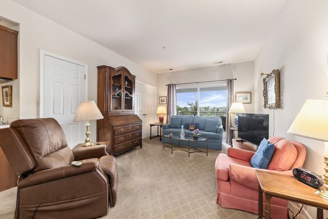 2692 Stone Circle 302, Geneva, IL 60134