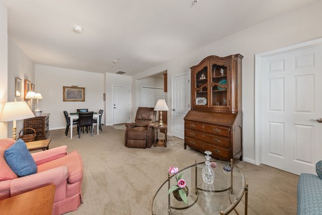 2692 Stone Circle 302, Geneva, IL 60134