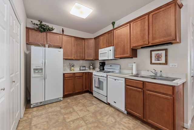 2692 Stone Circle 302, Geneva, IL 60134