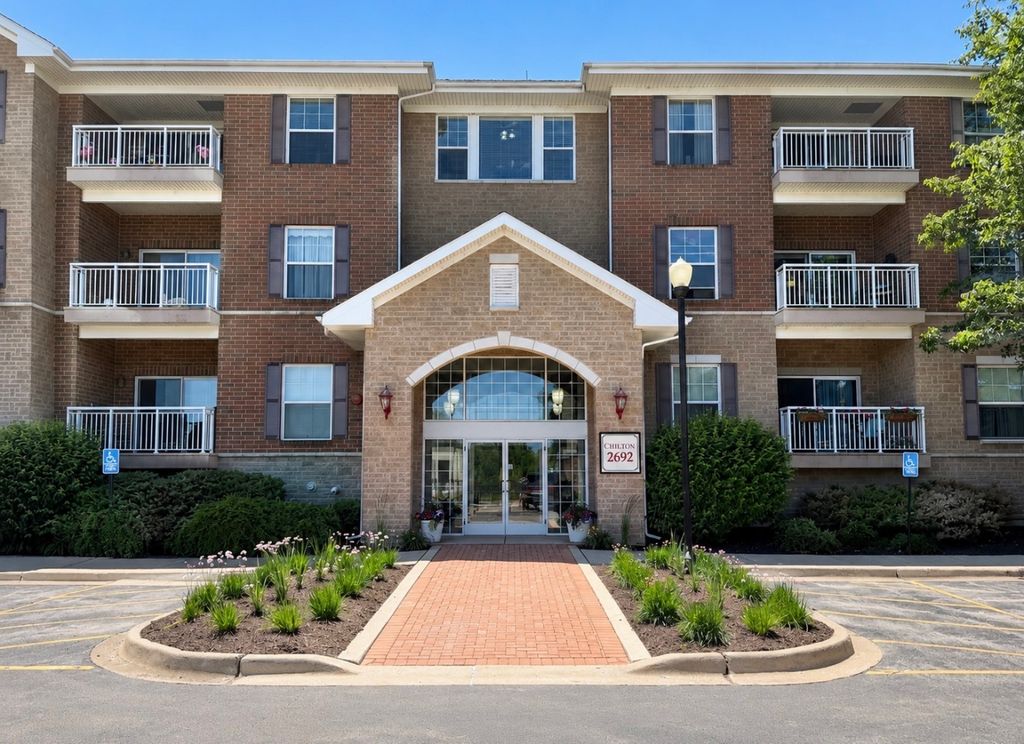 2692 Stone Circle 302, Geneva, IL 60134