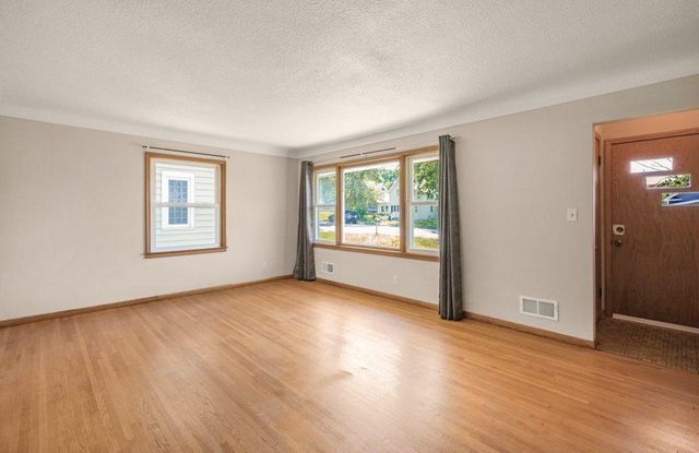 1140 Charlton Street, West Saint Paul, MN 55118