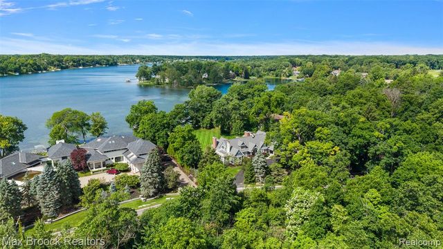 4875 Old Orchard Trail, Orchard Lake, MI 48324
