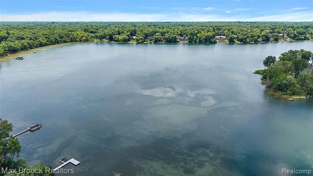 4875 Old Orchard Trail, Orchard Lake, MI 48324