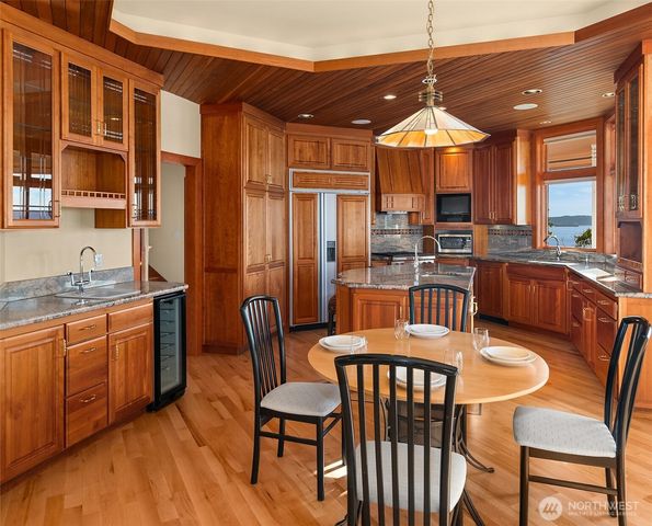 8204 East Side Drive NE, Tacoma, WA 98422