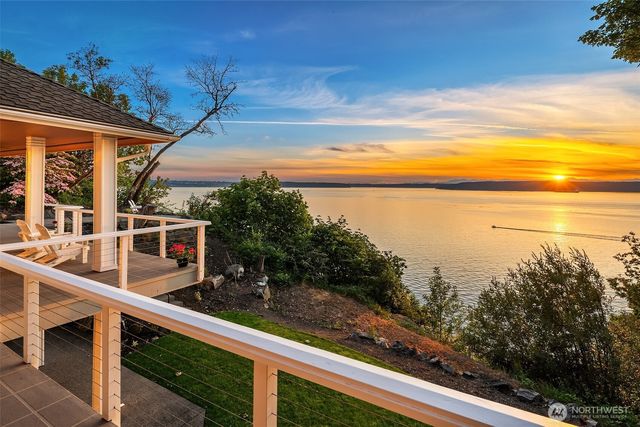 8204 East Side Drive NE, Tacoma, WA 98422