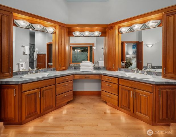 8204 East Side Drive NE, Tacoma, WA 98422