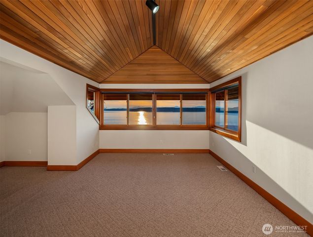 8204 East Side Drive NE, Tacoma, WA 98422