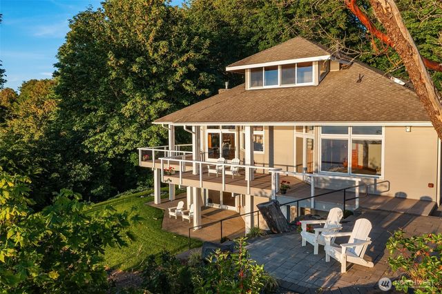 8204 East Side Drive NE, Tacoma, WA 98422
