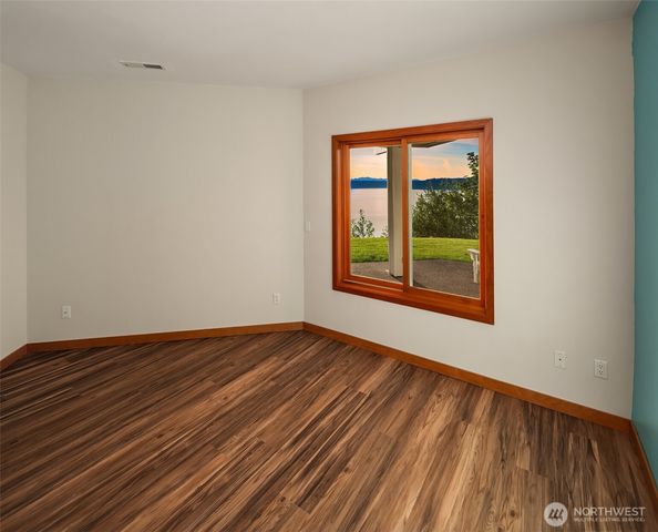 8204 East Side Drive NE, Tacoma, WA 98422