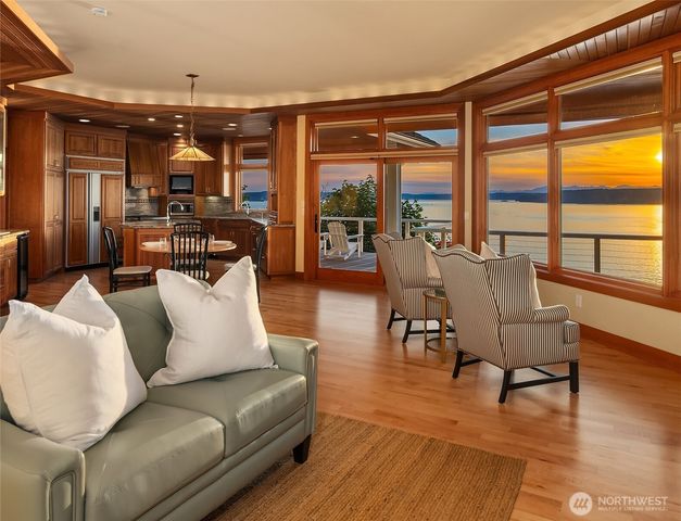 8204 East Side Drive NE, Tacoma, WA 98422