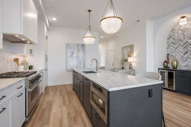 2481 N Milwaukee Avenue 201, Chicago, IL 60647