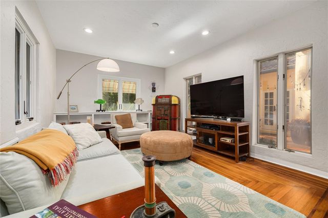 438 VILLAGRANDE AVENUE S, St Petersburg, FL 33707