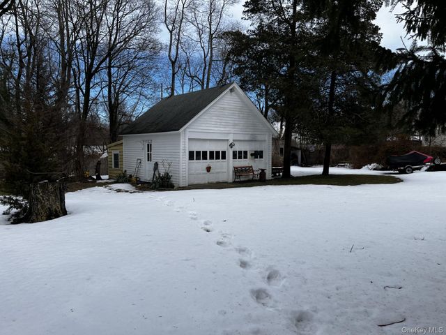 7 Gerhardy Court, East Islip, NY 11730