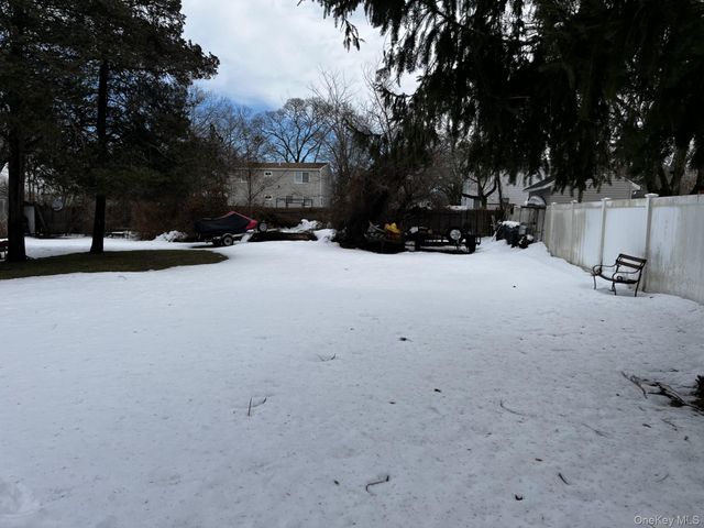 7 Gerhardy Court, East Islip, NY 11730