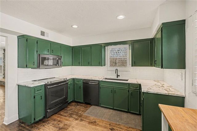 6706 NW Lawson Lane, Parkville, MO 64152