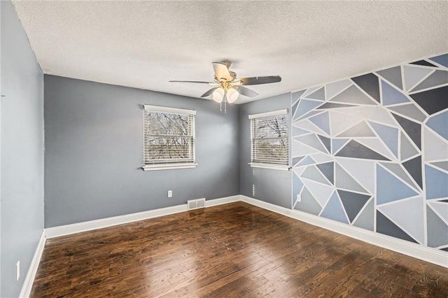 6706 NW Lawson Lane, Parkville, MO 64152