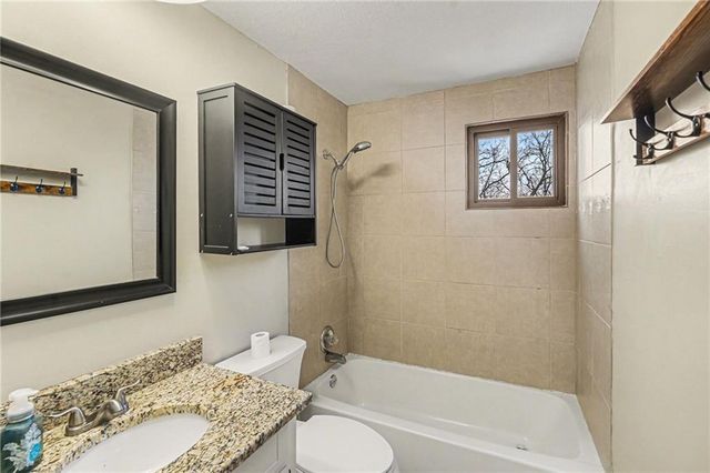 6706 NW Lawson Lane, Parkville, MO 64152