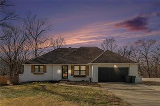 6706 NW Lawson Lane, Parkville, MO 64152