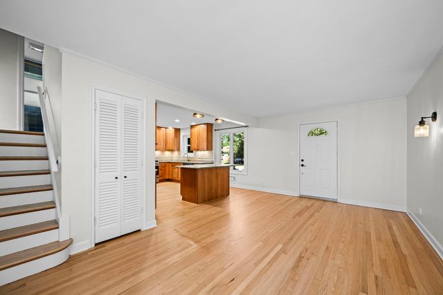 630 S Dryden Place, Arlington Heights, IL 60005